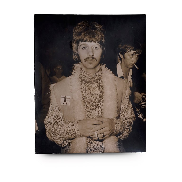 Ringo in flower power outfit