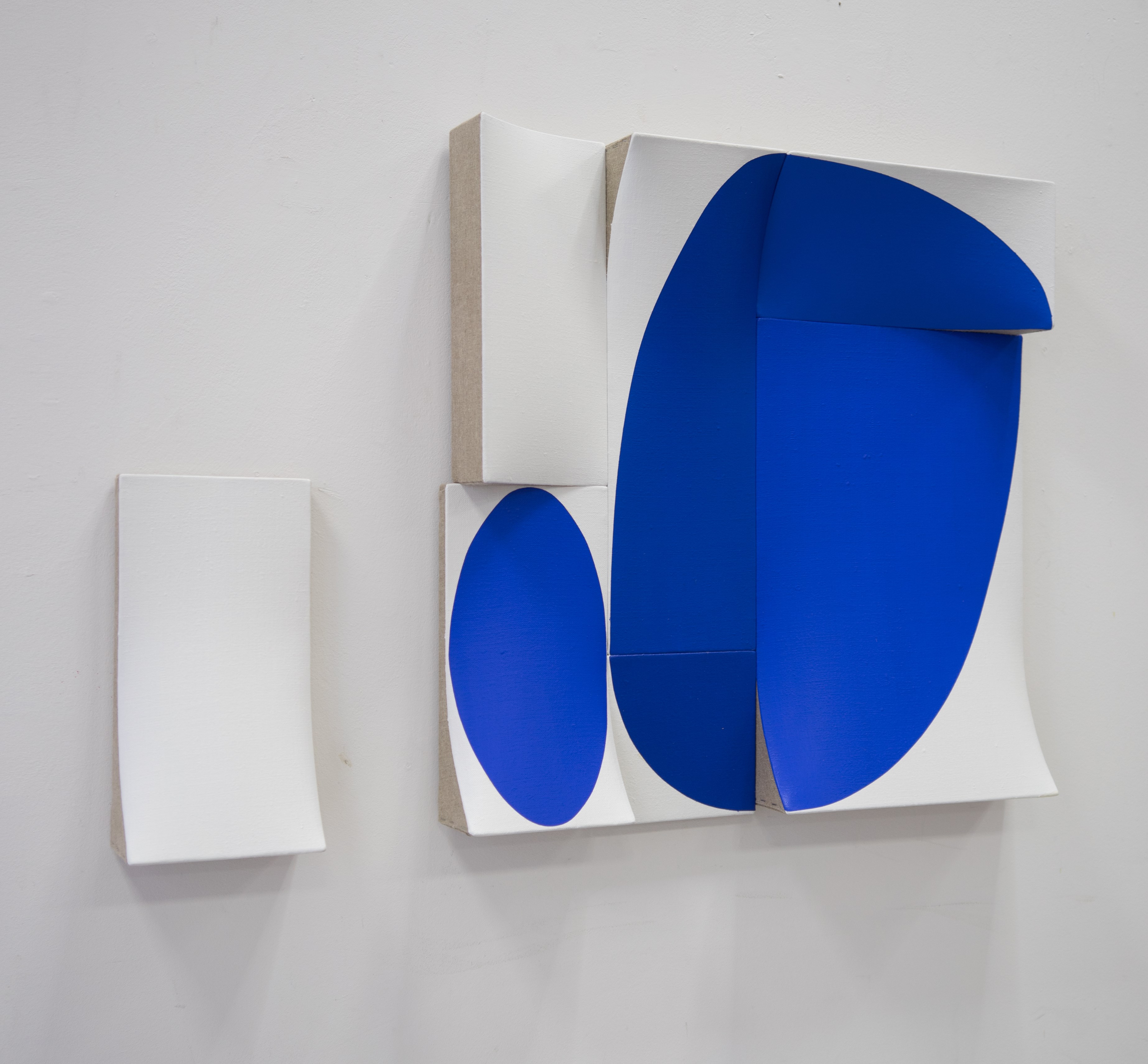 Cubistic circle in blues