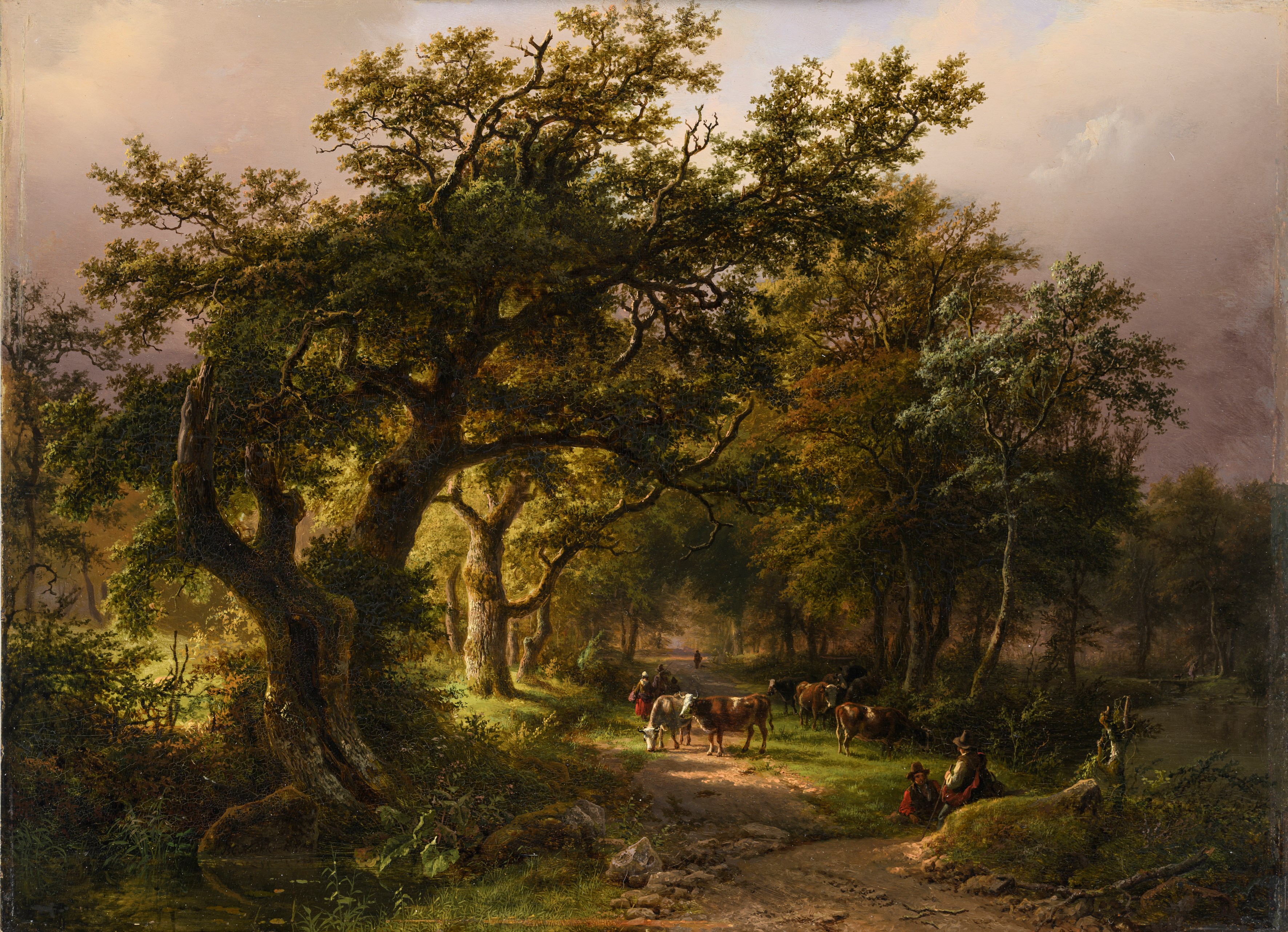 Een boslandschap met figuren en koeien bij avondlicht